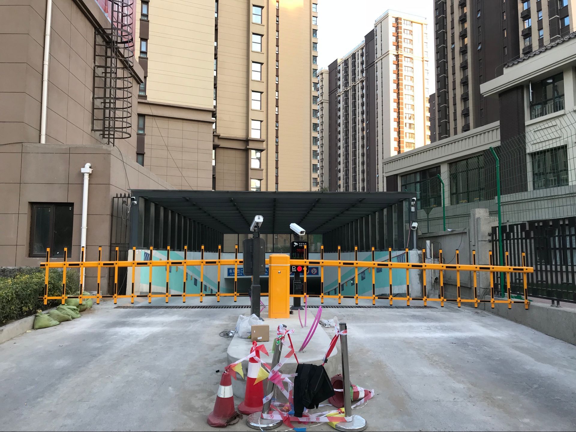 沈陽富麗地產車牌識別系統及柵欄道閘13998203311