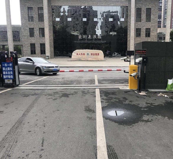 撫順某大學門口1.5秒高速道閘安裝