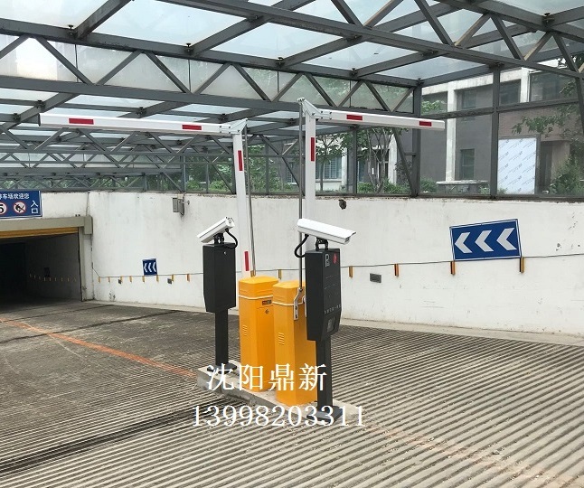 沈陽某大學家屬樓地下停車場折臂道閘車牌識別系統