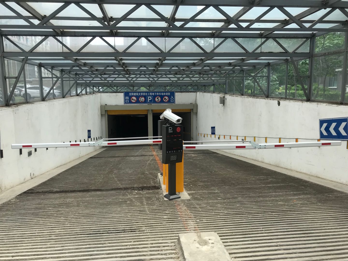 沈陽某大學家屬樓地下停車場折臂道閘車牌識別系統