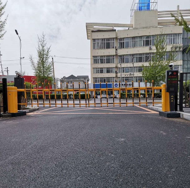 撫順望花稅務局道閘車牌識別伸縮門系統安裝現場