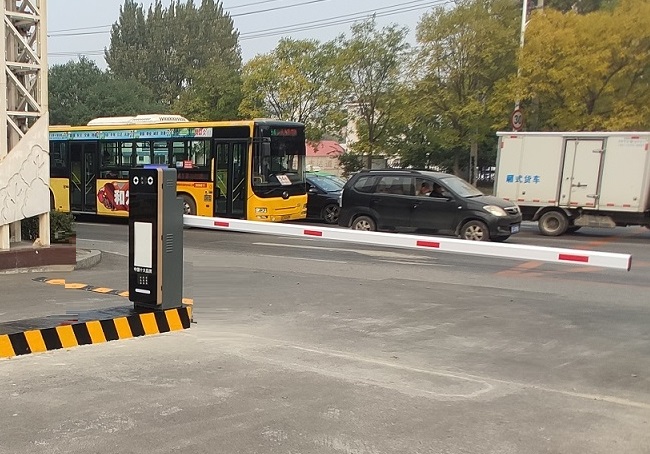 沈陽(yáng)大型停車場(chǎng)車牌識(shí)別道閘一體機(jī)安裝