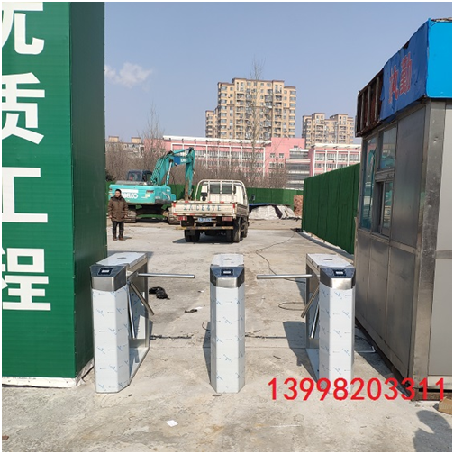 沈陽理工大學(xué)校建工地三輥閘門禁系統(tǒng)1小時(shí)內(nèi)快速安裝完畢
