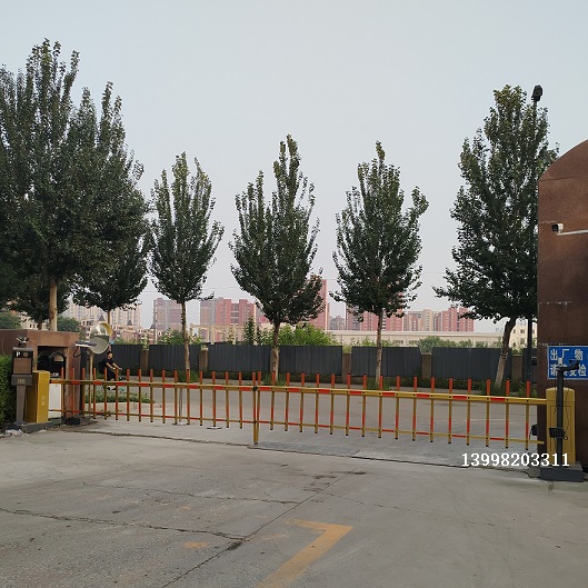 沈陽渾南土豪金柵欄道閘現(xiàn)場(chǎng)安裝13998203311